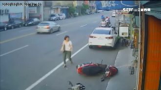 臨停把機車撞倒　駕駛裝沒事還回頭笑