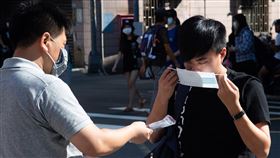 大學指考最終日　學生戴口罩進場（3）大學指考5日舉行最後一天考試，因應中央流行疫情指揮中心的社交距離規範，考生應考時需全程配戴口罩。中央社記者林俊耀攝　109年7月5日