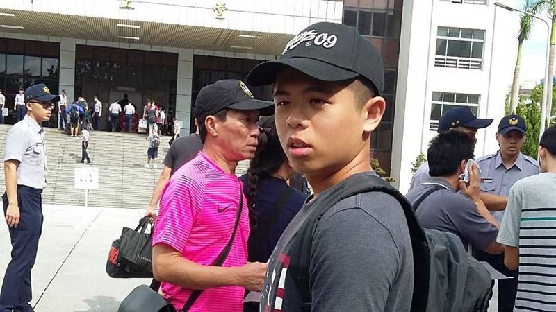 殉職警楊庭豪今告別式　百警淚送別