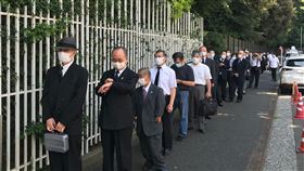 駐日代表處設置李前總統追思處所李前總統辭世，駐日本代表處今起設置追思處所供日本各界追悼，駐處外大排長龍。中央社記者楊明珠東京攝　109年8月3日