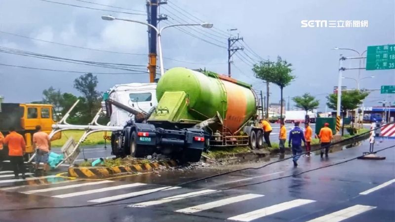 曳引車「折甘蔗式」自撞　驚悚瞬間曝