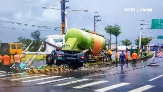 曳引車「折甘蔗式」自撞　驚悚瞬間曝