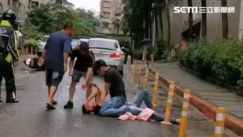 闖紅燈被按喇叭嗆聲　男遭爆打滿頭血