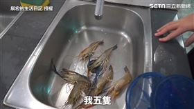 ▲釣蝦場員工教他們測量水深、掛蝦餌。（圖／展宏的生活日記 授權）