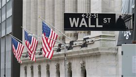 疫情憂慮再起  美股道瓊指數暴跌1861點美股當地時間11日因投資人擔憂疫情捲土重來而重挫，道瓊工業指數暴跌1861點，創近3個月來最糟表現。圖為華爾街路標與紐約證券交易所。中央社記者尹俊傑紐約攝  109年6月12日