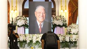 李登輝追思會　民眾追悼緬懷（2）前總統李登輝日前辭世，總統府在台北賓館設置追思會場供各界悼念，2日持續開放，民眾到場鞠躬致意。中央社記者謝佳璋攝　109年8月2日