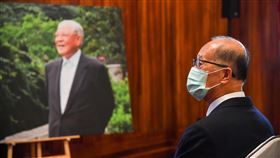 追思李登輝  總統府祕書長李大維致意前總統李登輝辭世，總統府在台北賓館設置追思會場供民眾悼念，總統府祕書長李大維（右）4日上午至會場鞠躬致意後，前往祈禱區緬懷。中央社記者林俊耀攝  109年8月4日