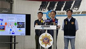 機上盒淪盜播平台侵權　刑事局逮10嫌送辦刑事局電信偵查大隊副大隊長林明俊（中）3日表示，35歲傅男從中國進口廉價機上盒設備，再客製化處理其軟體認證，民眾購買空機後即可透過網路連線非法軟體APP觀看盜版電影，警逮10嫌送辦。中央社記者黃麗芸攝　109年8月3日