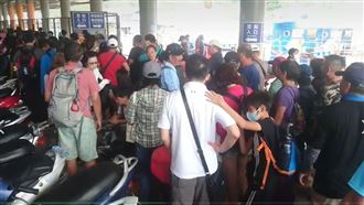 別擠了！千人塞爆碼頭綠島急增2船班