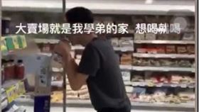 屁孩偷喝賣場飲料。（圖／翻攝自DCARD）