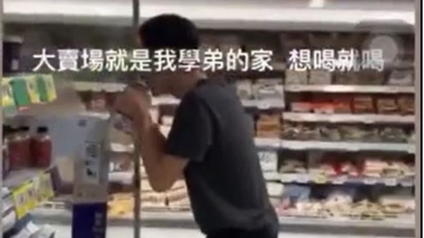 噁！男大生偷喝賣場飲料還放回比讚