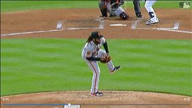 ▲巨人先發投手庫耶托（Johnny Cueto）失去重心竟然投出好球。（圖／翻攝自MLB官網）