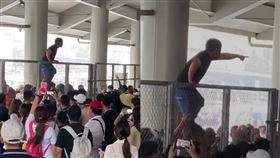 千人擠爆碼頭！綠島人怒爬圍欄嗆遊客　原因曝光逆轉風向
圖／爆料公社