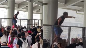 綠島人爬圍欄嗆遊客　原因曝逆轉風向