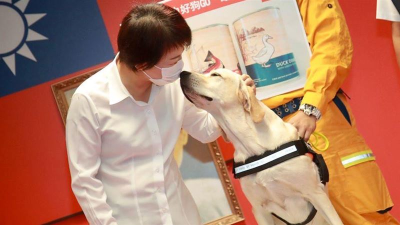 最強搜救犬鐵雄升官了　台上吻盧秀燕