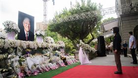 總統赴台北賓館追思李登輝前總統李登輝辭世，總統府在台北賓館設置追思會場供民眾悼念，總統蔡英文（前右）4日上午前往會場致意，緬懷李登輝。中央社記者林俊耀攝  109年8月4日