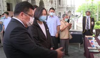 再度弔唁李登輝…小英深深一鞠躬告別