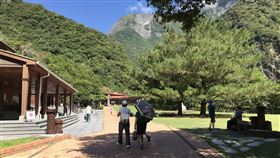 花蓮住宿補助申請突破1.8億元　將追加第4波交通部觀光局安心旅遊補助7月上路，開辦1個多月，花蓮縣政府已受理約新台幣1億8000萬補助申請，預計下週向中央追加第4波補助款。圖為太魯閣國家公園布洛灣遊憩區人潮。中央社記者張祈攝　109年8月4日