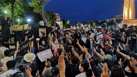 泰國爆發反政府示威，示威者高舉魔法杖「施法」加持民主。（圖／翻攝自Prachatai English推特）