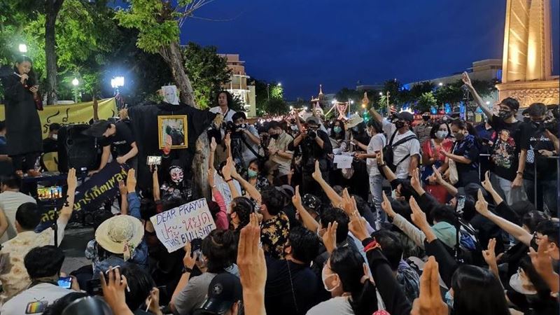 泰國人怒了！2百人舉「這根」轟泰皇