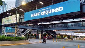 馬尼拉街頭看板　提醒民眾戴口罩菲律賓武漢肺炎疫情嚴峻，馬尼拉街頭LED看板也以斗大字體提醒民眾戴口罩。照片攝於17日。中央社記者陳妍君馬尼拉攝　109年7月25日