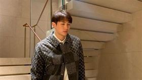 2AM瑟雍撞死人！行人雨天「任意穿越馬路」　警方調查中
圖／翻攝自IG