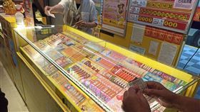 刮刮樂(記者陳弋攝影)