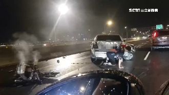 疑視線差自撞華江橋　車頭毀引擎噴飛