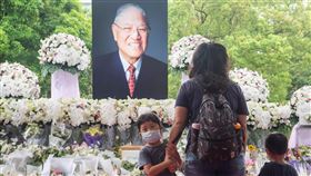 民眾台北賓館悼念李登輝前總統李登輝辭世，總統府在台北賓館設置追思會場供民眾悼念，4日中午有民眾帶著小孩前往會場致意。中央社記者林俊耀攝　109年8月4日