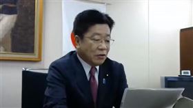 日本厚生勞動大臣加藤勝信（圖）在WHA視訊會議發表演說時指出，台灣防疫有成可供參考，防疫不該有地理上的空白。（圖／翻攝自World Health Organization (WHO) YouTube網頁youtube.com）
