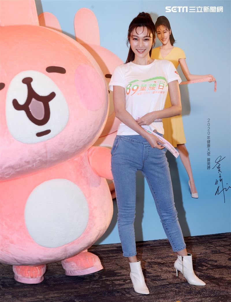 曾莞婷擔任89量腰日健康大使，靠3招維持23吋纖腰。（記者邱榮吉/攝影）
