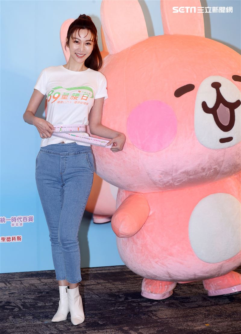 曾莞婷擔任89量腰日健康大使，靠3招維持23吋纖腰。（記者邱榮吉/攝影）