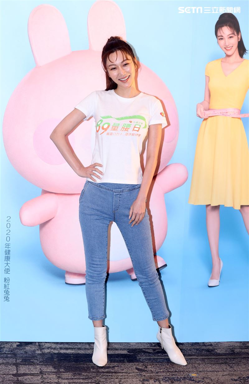 曾莞婷擔任89量腰日健康大使，靠3招維持23吋纖腰。（記者邱榮吉/攝影）