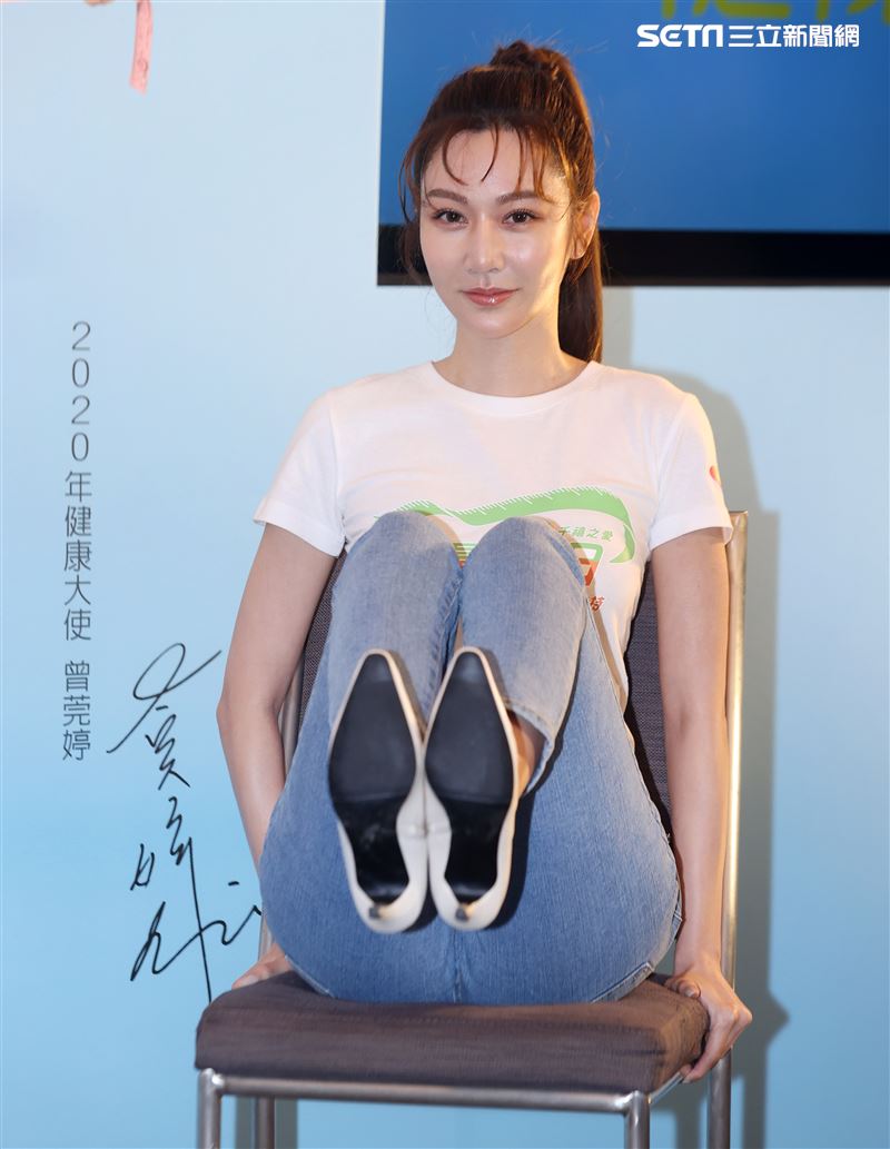 曾莞婷擔任89量腰日健康大使，靠3招維持23吋纖腰。（記者邱榮吉/攝影）