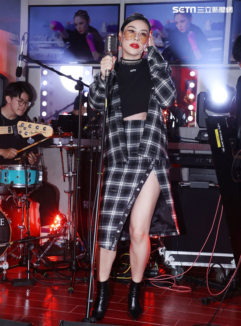蔡詩芸現場高歌ROCK真我唇膏筆主題曲。（記者邱榮吉/攝影）