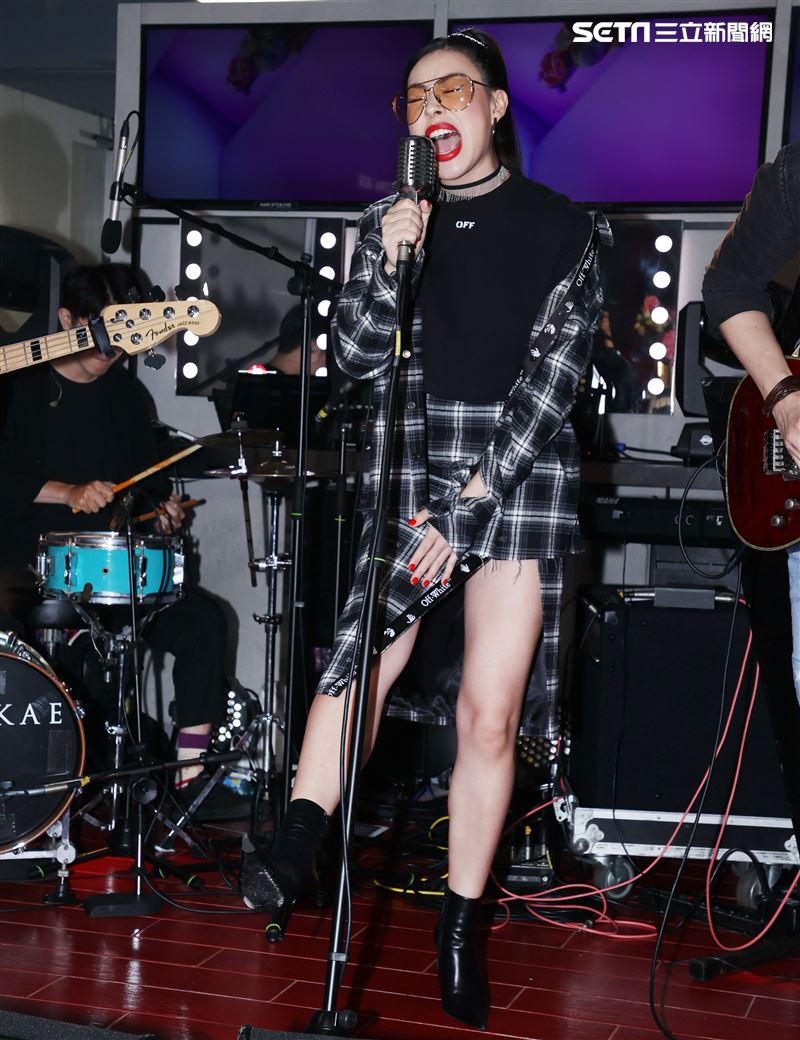 蔡詩芸現場高歌ROCK真我唇膏筆主題曲。（記者邱榮吉/攝影）