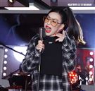 蔡詩芸現場高歌ROCK真我唇膏筆主題曲。（記者邱榮吉/攝影）