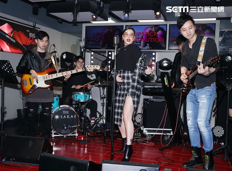 蔡詩芸現場高歌ROCK真我唇膏筆主題曲。（記者邱榮吉/攝影）