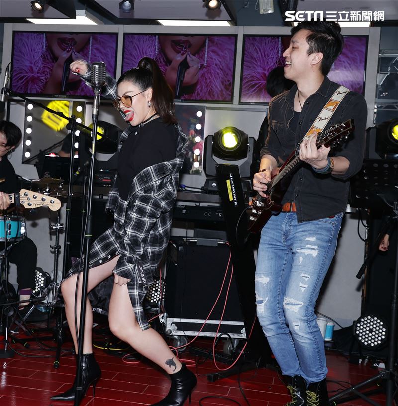蔡詩芸現場高歌ROCK真我唇膏筆主題曲。（記者邱榮吉/攝影）