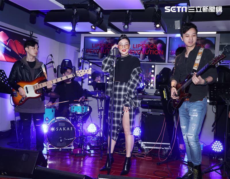 蔡詩芸現場高歌ROCK真我唇膏筆主題曲。（記者邱榮吉/攝影）
