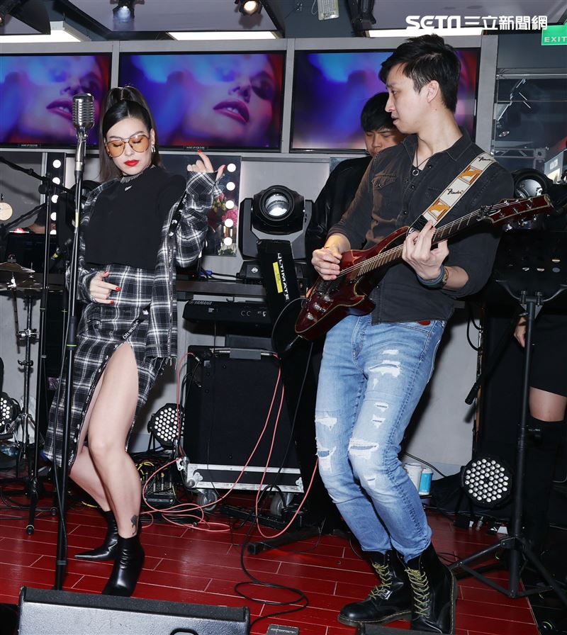 蔡詩芸現場高歌ROCK真我唇膏筆主題曲。（記者邱榮吉/攝影）