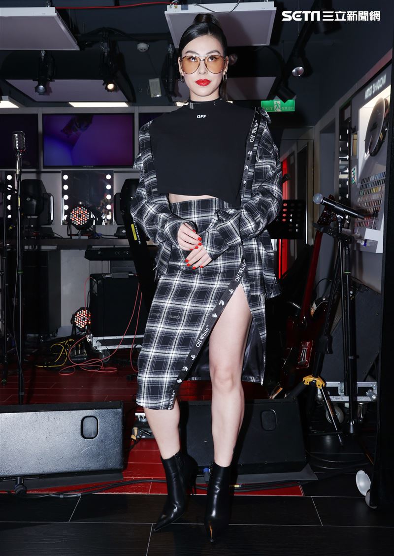 蔡詩芸現場高歌ROCK真我唇膏筆主題曲。（記者邱榮吉/攝影）