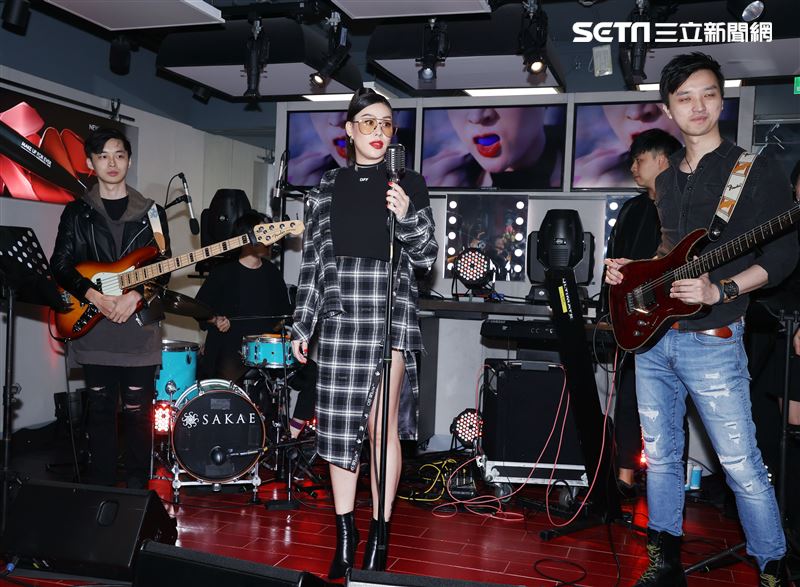 蔡詩芸現場高歌ROCK真我唇膏筆主題曲。（記者邱榮吉/攝影）