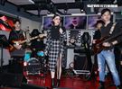 蔡詩芸現場高歌ROCK真我唇膏筆主題曲。（記者邱榮吉/攝影）