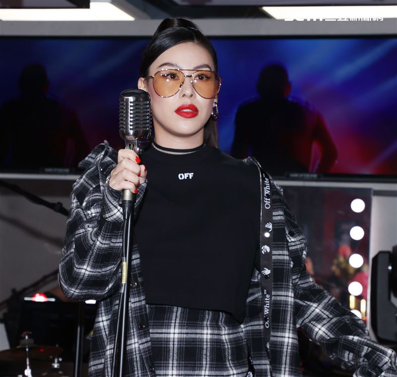 蔡詩芸現場高歌ROCK真我唇膏筆主題曲。（記者邱榮吉/攝影）