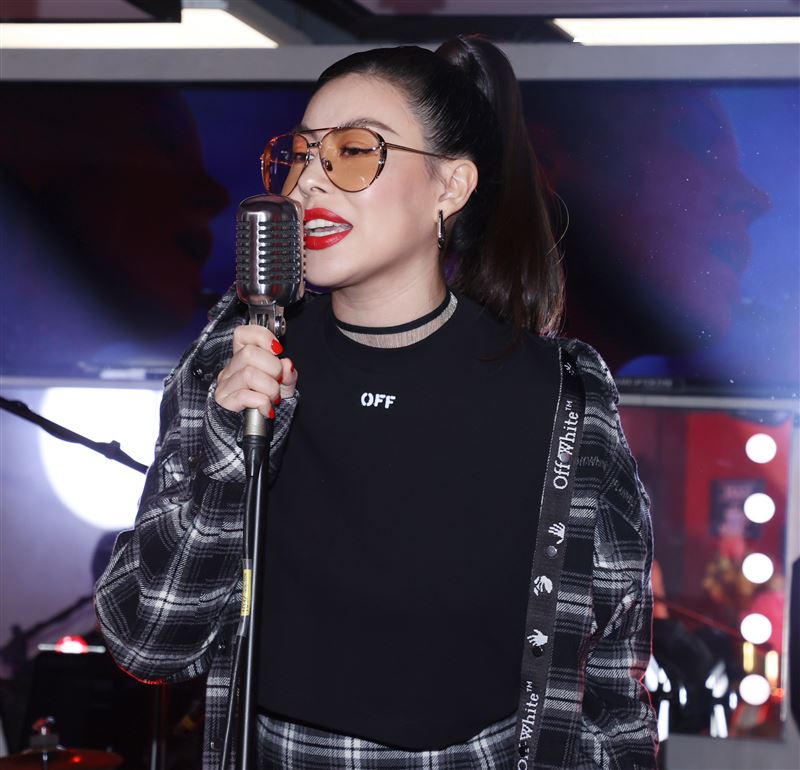 蔡詩芸現場高歌ROCK真我唇膏筆主題曲。（記者邱榮吉/攝影）