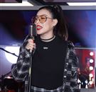 蔡詩芸現場高歌ROCK真我唇膏筆主題曲。（記者邱榮吉/攝影）