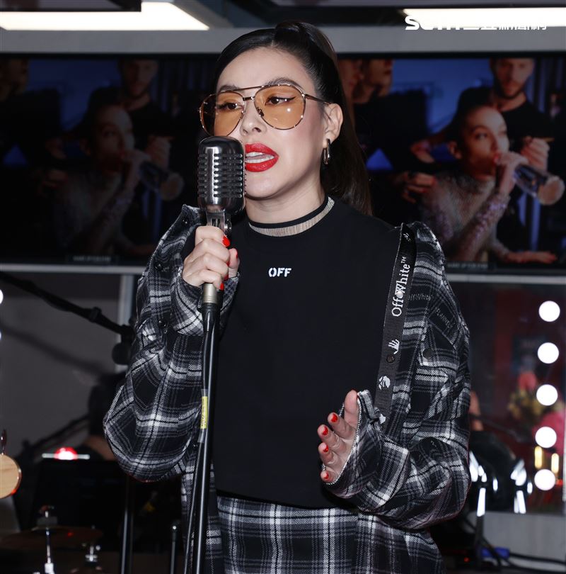 蔡詩芸現場高歌ROCK真我唇膏筆主題曲。（記者邱榮吉/攝影）