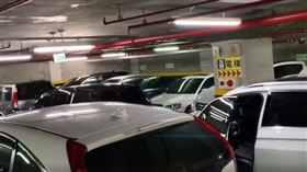 停車場車道也停滿　取車花15分氣炸（圖／翻攝自爆怨公社臉書）