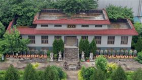 爽買「座北朝南」陽光房！她開窗驚見「鄰居」：墳景第1排（圖／翻攝自紅星新聞）